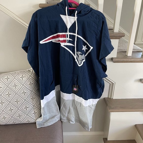 Patriots NFL Hooded Cape/Poncho - Picture 2 of 4